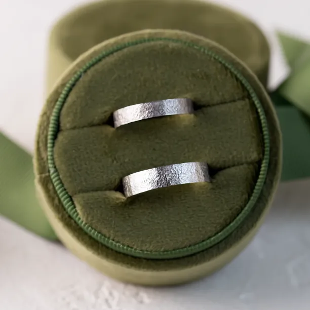 Gold wedding bands with hammered surface Uilliam Image