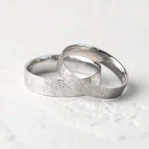 Gold wedding bands with hammered surface Uilliam