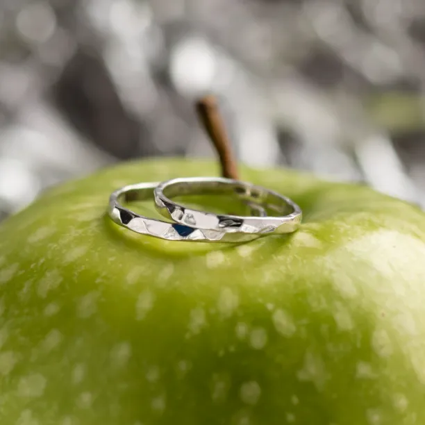 Lesklé snubní prsteny s tepaným povrchem VIOLA Image