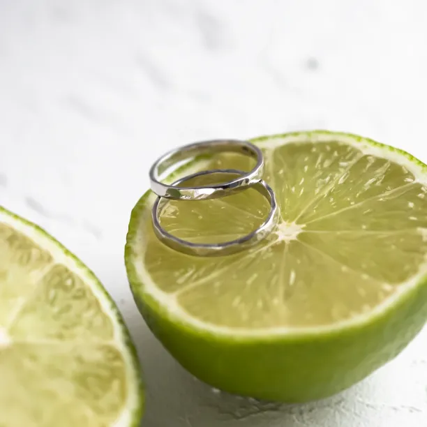 Lesklé snubní prsteny s tepaným povrchem VIOLA Image