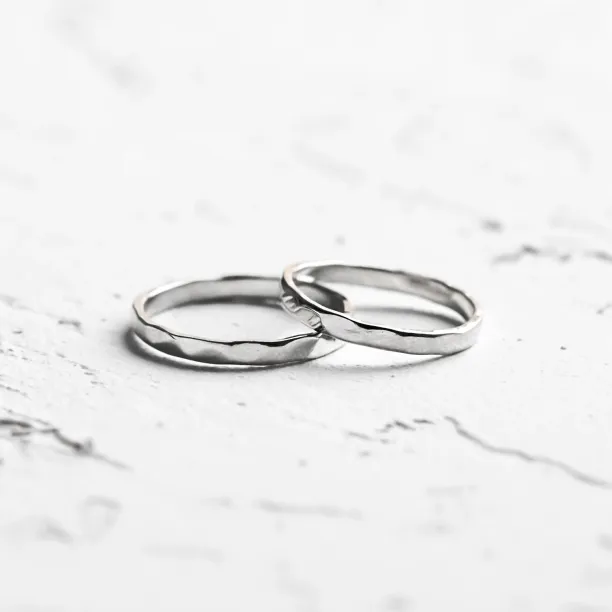 Lesklé snubní prsteny s tepaným povrchem VIOLA Image