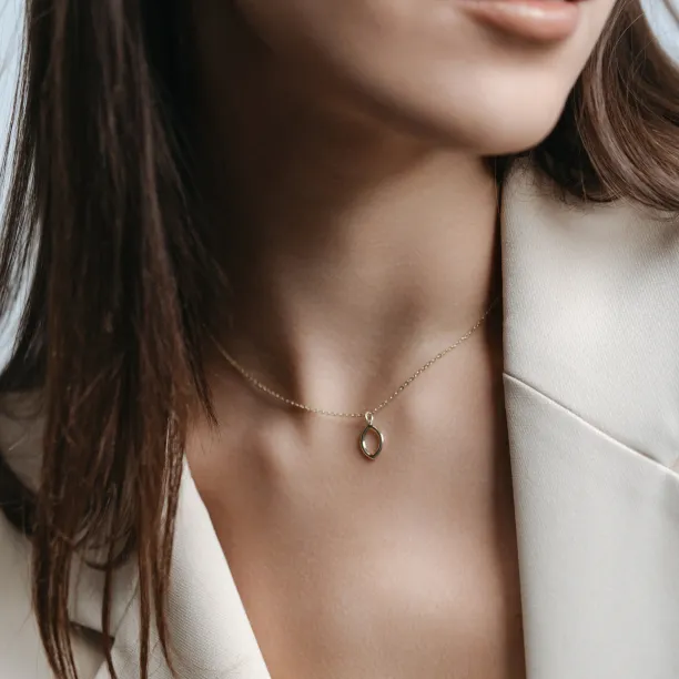 Minimalistický zlatý náhrdelník s přívěskem ve tvaru markýz HILARY Image