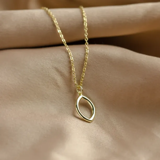 Minimalistický zlatý náhrdelník s přívěskem ve tvaru markýz HILARY Image