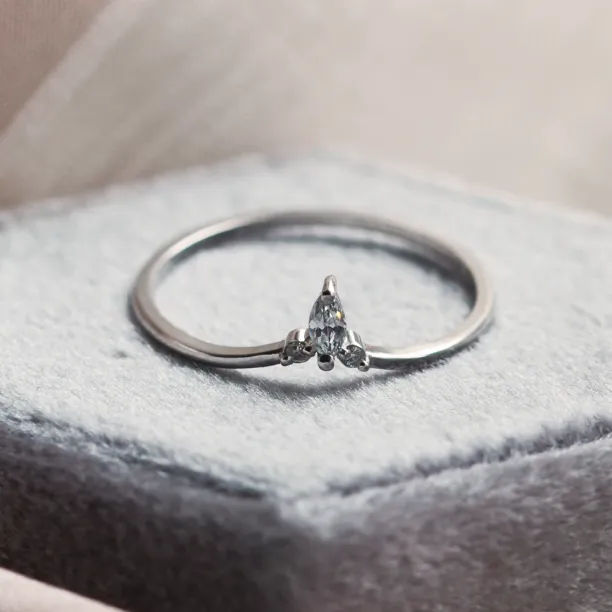 Minimalistický zlatý prsten s diamanty JANIS Image