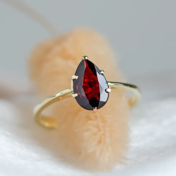 Gold garnet ring OLLY Image