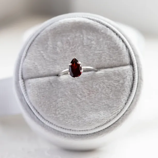 Gold garnet ring OLLY Image