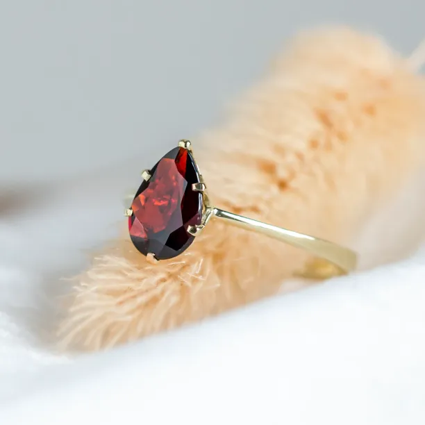 Gold garnet ring OLLY Image