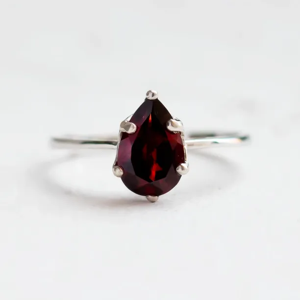 Gold garnet ring OLLY Image