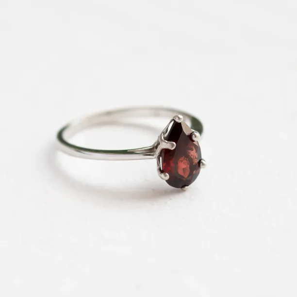 Gold garnet ring OLLY Image