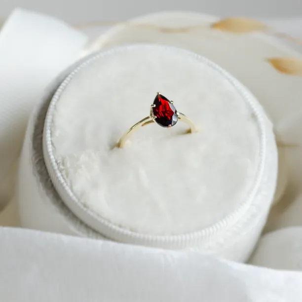 Gold garnet ring OLLY Image