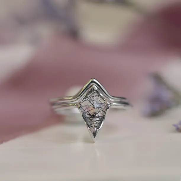 Gold ring set with quartz BUNO Image