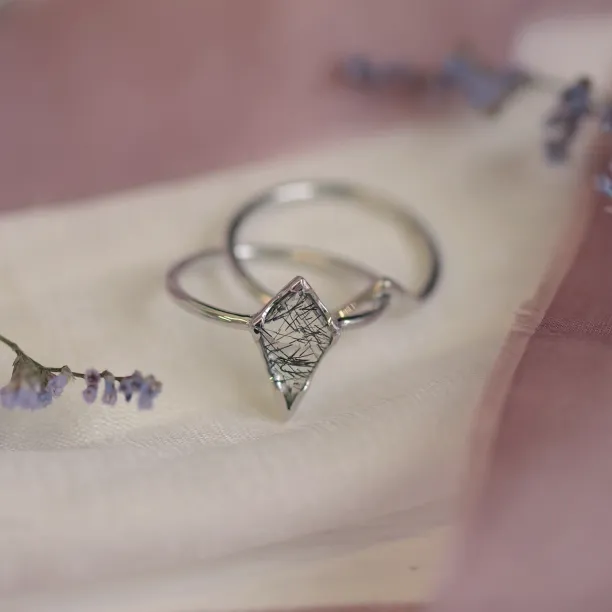 Gold ring set with quartz BUNO Image