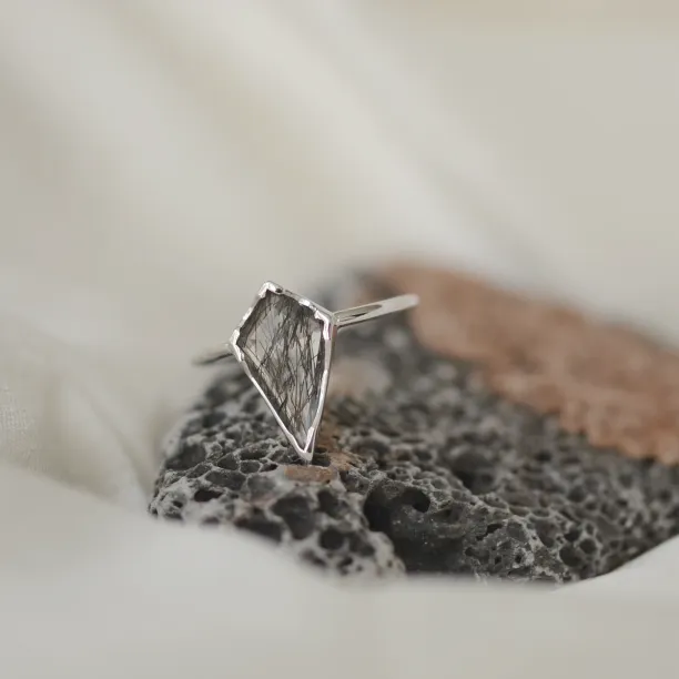 Gold ring set with quartz BUNO Image