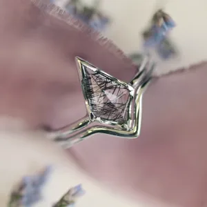 Gold ring set with quartz BUNO