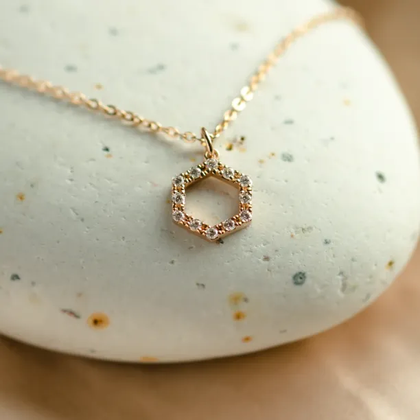Zlatý náhrdelník s lab-grown diamantovým hexagon přívěskem MARION Image