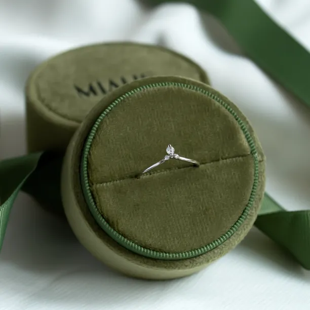 Jemný zlatý prsten s diamanty JANIZ Image