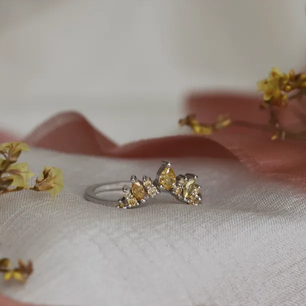 Zlatý prsten s fancy žlutými diamanty FIERIA Image