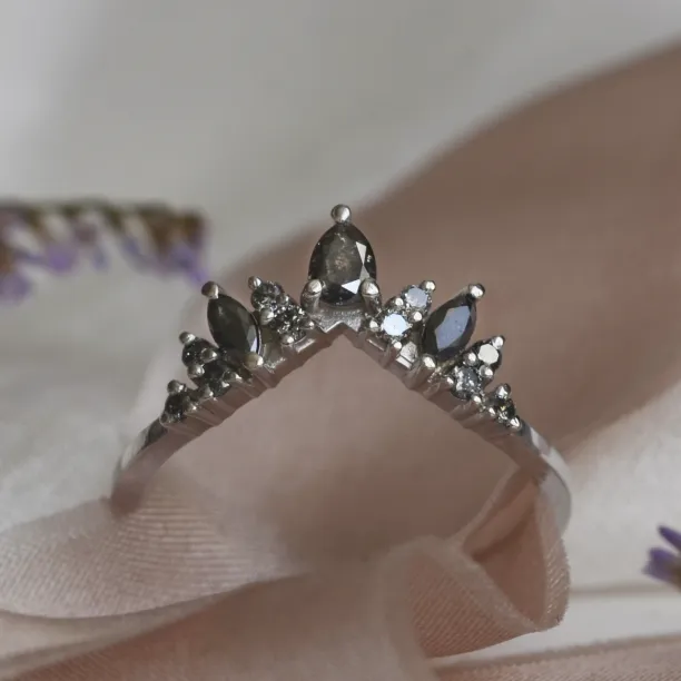 Majestátní zlatý prsten se salt and pepper diamanty FIERIA Image