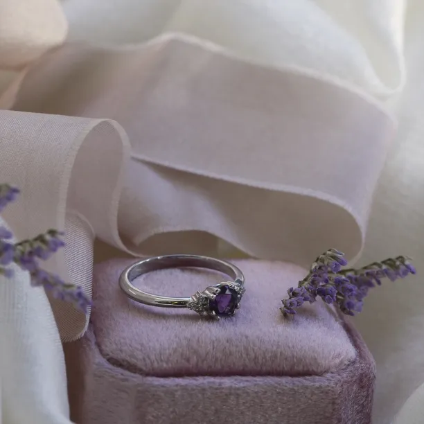 Gold ring with amethyst and diamonds MONNY Image