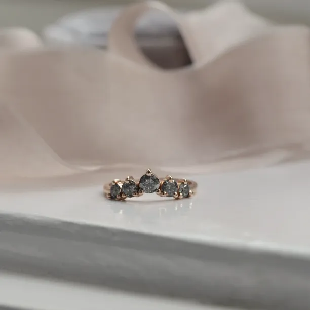 Jemně zahnutý prsten se salt and pepper diamanty FERO Image