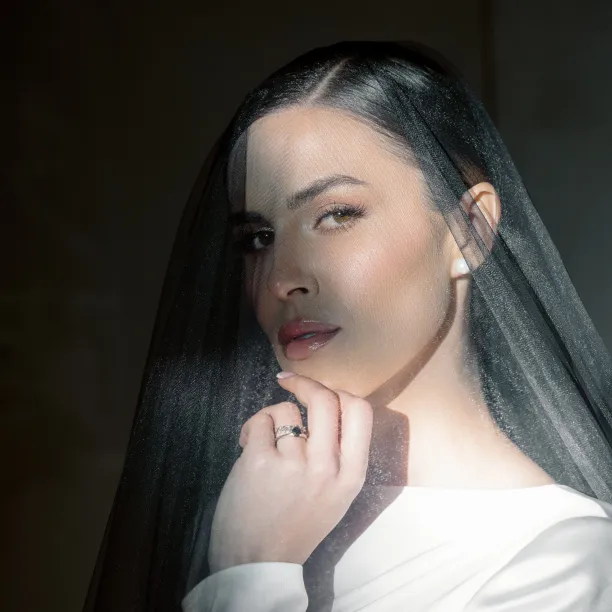 Jemně zahnutý prsten se salt and pepper diamanty FERO Image