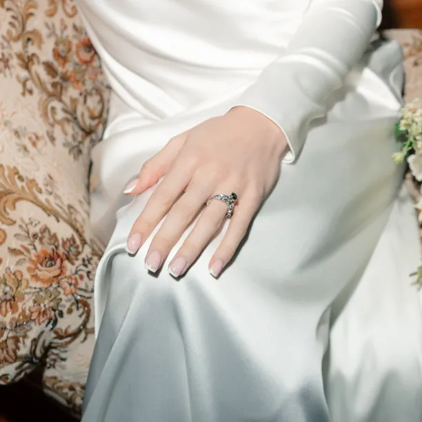 Jemně zahnutý prsten se salt and pepper diamanty FERO Image