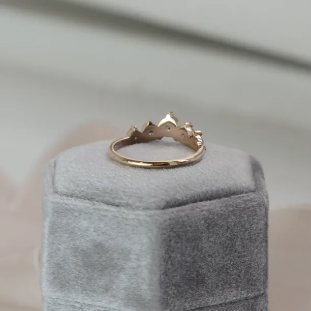 Jemně zahnutý prsten se salt and pepper diamanty FERO Image