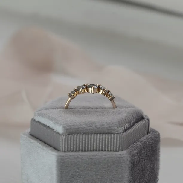 Jemně zahnutý prsten se salt and pepper diamanty FERO Image