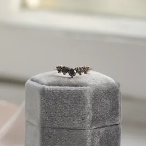 Jemně zahnutý prsten se salt and pepper diamanty FERO Thumbnail