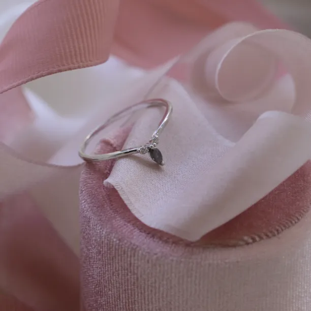 Minimalistický prsten se salt and pepper diamantem a dvěma malými diamanty JANIS Image