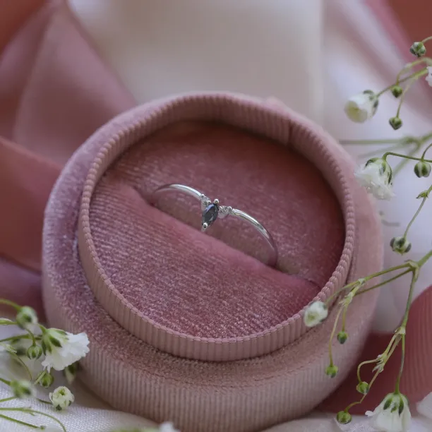 Minimalistický prsten se salt and pepper diamantem a dvěma malými diamanty JANIS Image