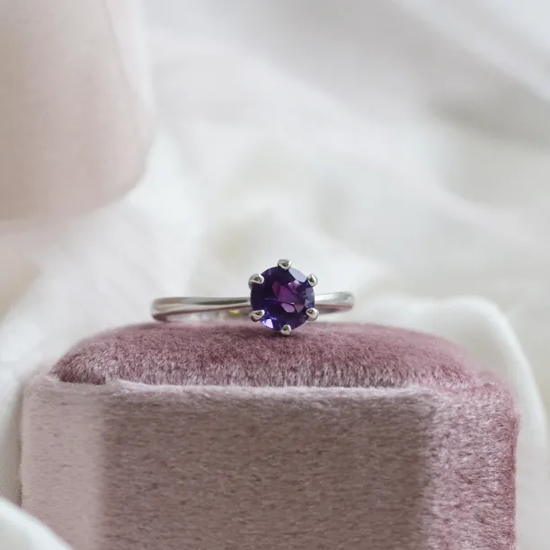 Minimalist gold ring with amethyst STAMI Image