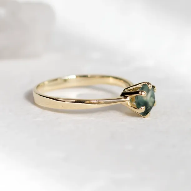 Minimalist gold ring with moss agate STAMI Image