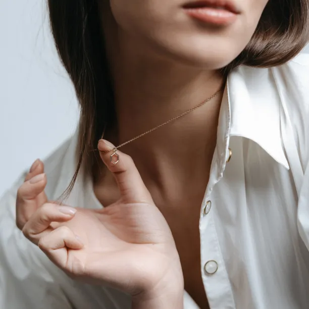 Zlatý náhrdelník s přívěskem hexagonu MEGAN Image