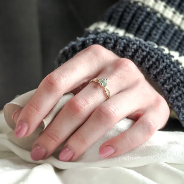 Zlatý prsten s akvamarínem a diamanty QUEEN Image