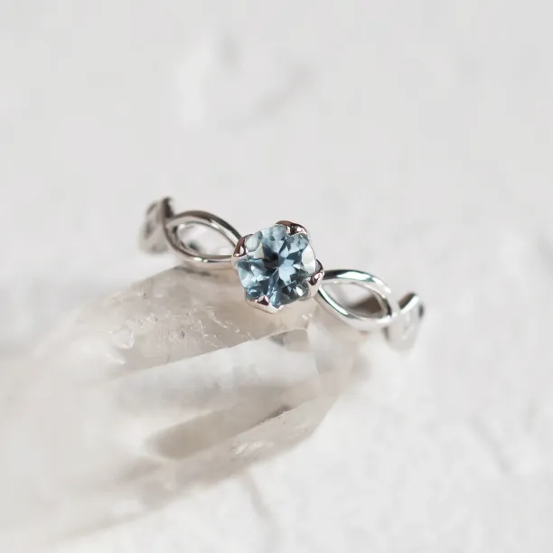 Zlatý prsten s akvamarínem a diamanty QUEEN Image