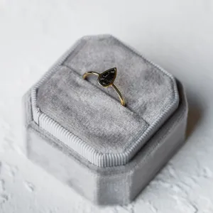 Minimalist gold ring with salt and pepper diamond REED Thumbnail