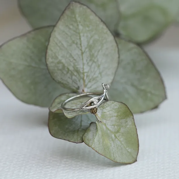 Minimalistický zlatý prsten s diamanty DOFA Image