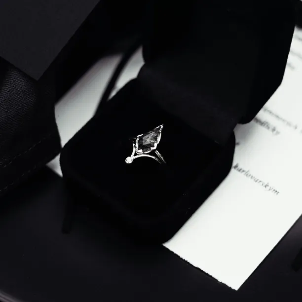 Minimalistický zlatý prsten s diamantem CAREN Image