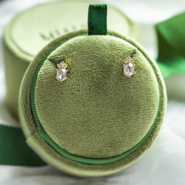 Originální náušnice se salt and pepper a klasickými diamanty TERRA Image