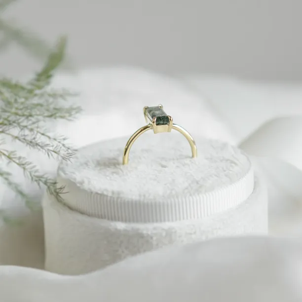 Gold ring with moss agate MOS Image