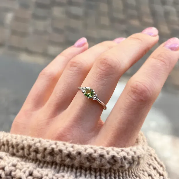 Gold ring with peridot and diamonds MONNY Image