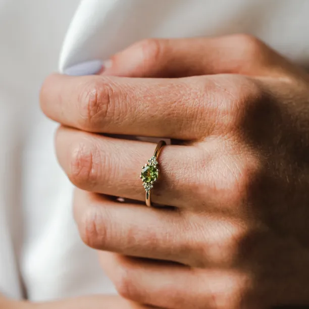Gold ring with peridot and diamonds MONNY Image