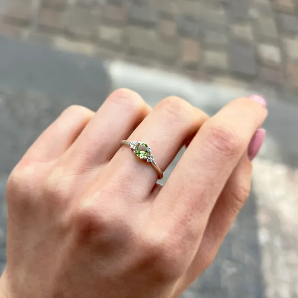 Gold ring with peridot and diamonds MONNY Image