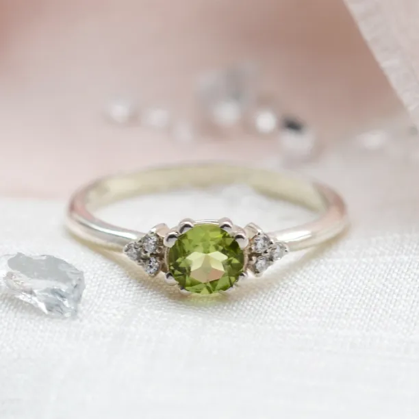 Gold ring with peridot and diamonds MONNY Image