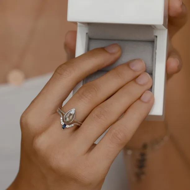 Zlatý prsten ve tvaru koruny se safírem CROWN Image