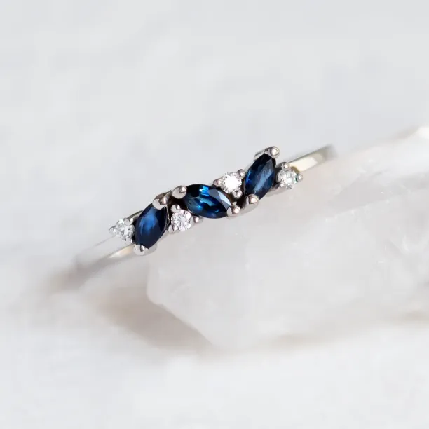 Zlatý prsten se safíry a kulatými diamanty VALLY Image