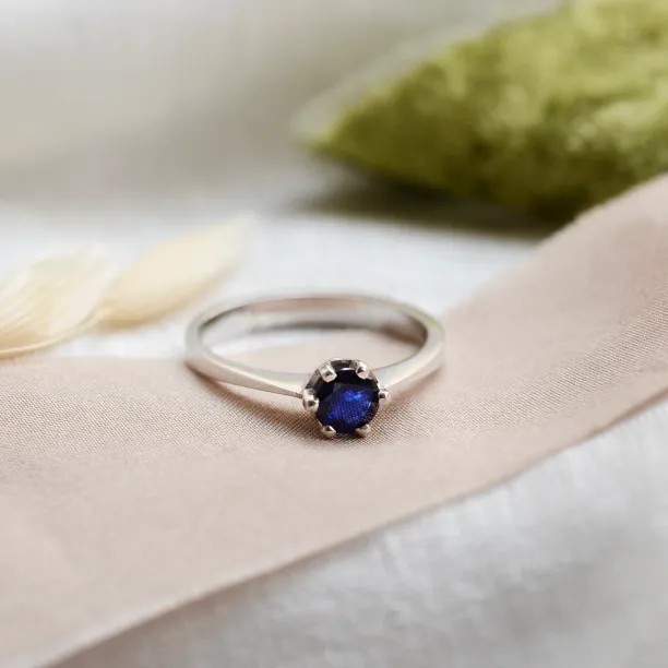Unique gold ring with sapphire 0.5ct FLORA Image
