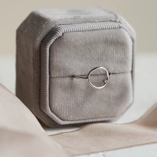 Zlatý minimalistický prsten s diamantem salt and pepper MERIDA Image