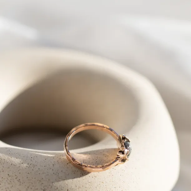 Originální zásnubní prsten s šedým surovým diamantem INES Image